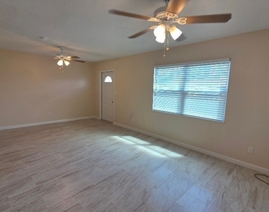36 Pinewood Boulevard - Photo Thumbnail 6