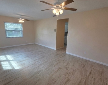 36 Pinewood Boulevard - Photo Thumbnail 5