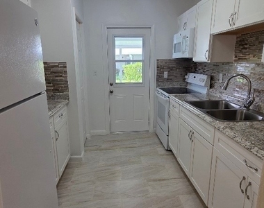 36 Pinewood Boulevard - Photo Thumbnail 15