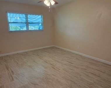 36 Pinewood Boulevard - Photo Thumbnail 11