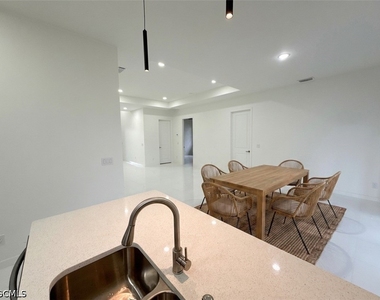 2418 Nw 25th Street - Photo Thumbnail 14