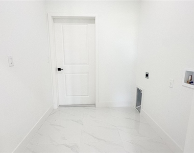 705 Avondale Street E - Photo Thumbnail 16