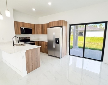 705 Avondale Street E - Photo Thumbnail 4