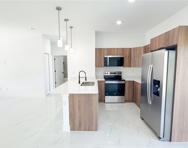 705 Avondale Street E - Photo Thumbnail 5