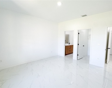 705 Avondale Street E - Photo Thumbnail 20