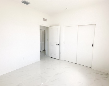 705 Avondale Street E - Photo Thumbnail 15