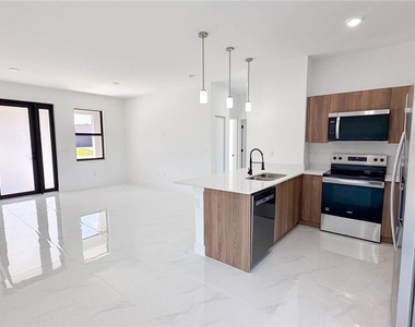 705 Avondale Street E - Photo Thumbnail 7