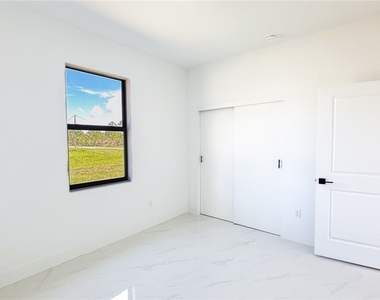 705 Avondale Street E - Photo Thumbnail 11