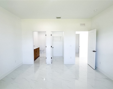 705 Avondale Street E - Photo Thumbnail 19