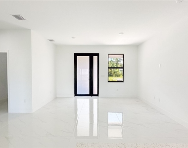 705 Avondale Street E - Photo Thumbnail 9