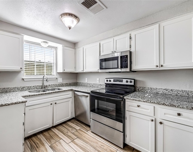 11710 Southlake Drive - Photo Thumbnail 8