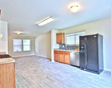 14423 Moreno Avenue - Photo Thumbnail 9