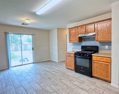 14423 Moreno Avenue - Photo Thumbnail 10
