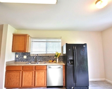 14423 Moreno Avenue - Photo Thumbnail 8