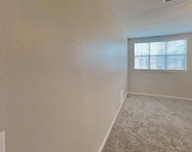16015 Juniper Grove Drive - Photo Thumbnail 12