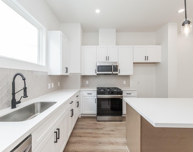 905 Quitman Street - Photo Thumbnail 12