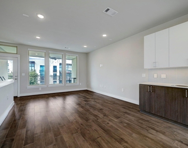 4819 Caroline Street - Photo Thumbnail 3