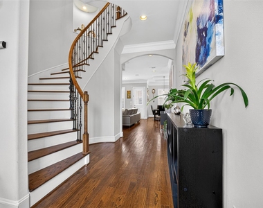 1042 W 15th 1/2 Street - Photo Thumbnail 7