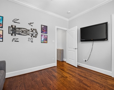 1042 W 15th 1/2 Street - Photo Thumbnail 31