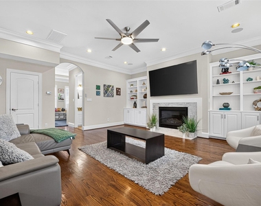 1042 W 15th 1/2 Street - Photo Thumbnail 11
