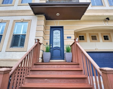 1042 W 15th 1/2 Street - Photo Thumbnail 5