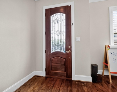 1042 W 15th 1/2 Street - Photo Thumbnail 6
