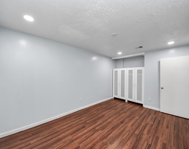 9607 Crail Drive - Photo Thumbnail 37