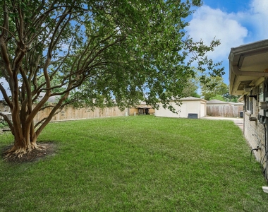 9607 Crail Drive - Photo Thumbnail 9