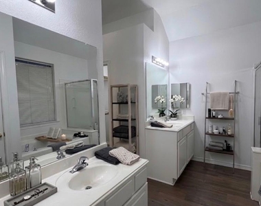 18 E Russet Grove Circle - Photo Thumbnail 7