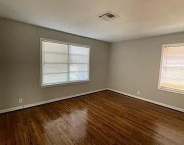 1423 W 10th Street - Photo Thumbnail 4
