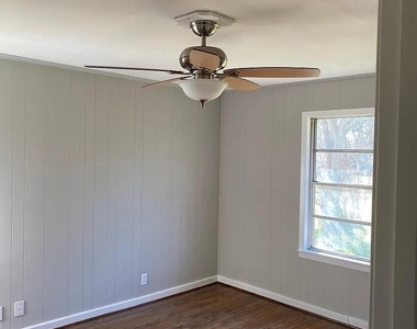 1423 W 10th Street - Photo Thumbnail 6