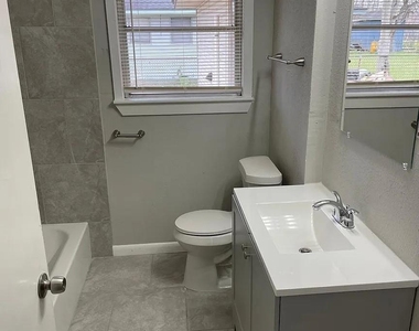 1423 W 10th Street - Photo Thumbnail 7