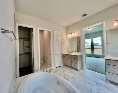 1351 Park Path Drive - Photo Thumbnail 7