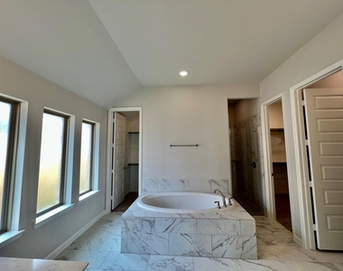 1351 Park Path Drive - Photo Thumbnail 5