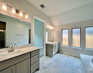 1351 Park Path Drive - Photo Thumbnail 8