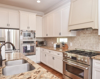 1126 W 16th Street - Photo Thumbnail 8