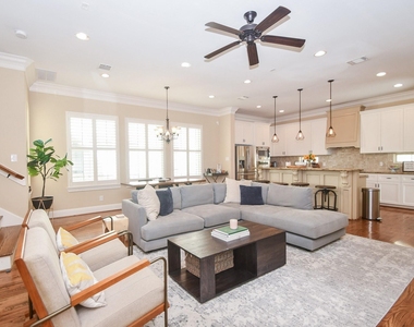 1126 W 16th Street - Photo Thumbnail 4