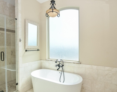 1126 W 16th Street - Photo Thumbnail 19