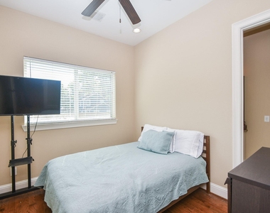 1126 W 16th Street - Photo Thumbnail 23