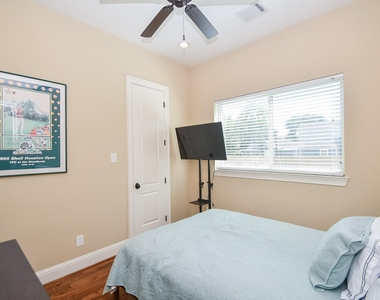 1126 W 16th Street - Photo Thumbnail 24