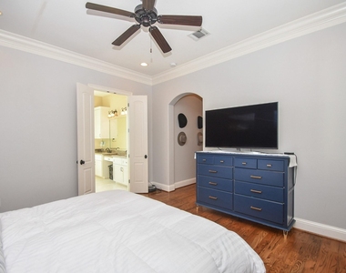 1126 W 16th Street - Photo Thumbnail 15