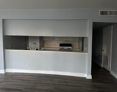 800 Travis Street - Photo Thumbnail 6