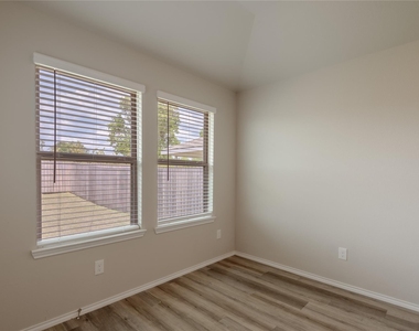 217 Rockbridge Drive - Photo Thumbnail 6