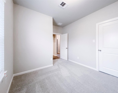 2810 Chestnut Oak Circle - Photo Thumbnail 17