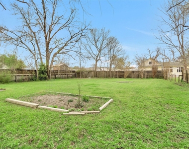 702 W Caroline Street - Photo Thumbnail 2