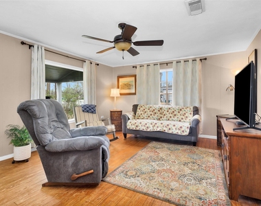 702 W Caroline Street - Photo Thumbnail 3