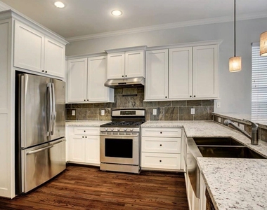 1411 W 22nd Street - Photo Thumbnail 6