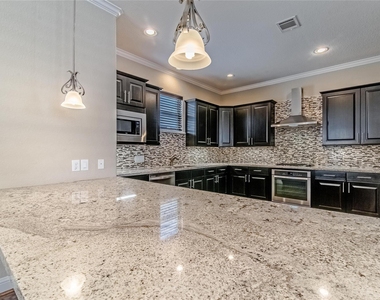 1610 Knox Street - Photo Thumbnail 11