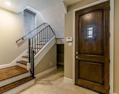 1610 Knox Street - Photo Thumbnail 3
