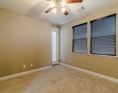 1610 Knox Street - Photo Thumbnail 4